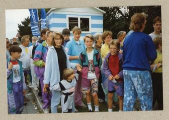 Groupe de jeunes en tenue des années 90