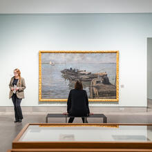 Mensen aan het kijken naar kunstwerken in het MSK museum 