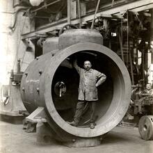 Foto en blanco y negro de un hombre en una nave industrial